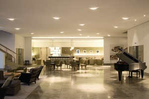  Die Lobby des Hotels wird durch Lichtschlitze in der Decke beleuchtet 