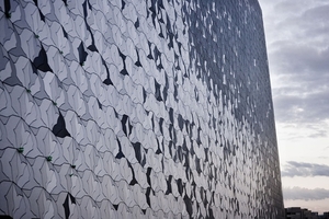  Fassadenausschnitt mit einigen der 280000 Einzelplatten in Vogelform. Um die Oberfläche zu schließen benötigte man nur (?) 7 Grundformen 
