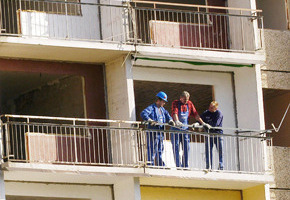  Arbeiter auf einem Balkon eines Abriss-Hauses in Halle-Neustadt 