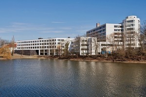  Vom Stadtsee Piepe aus gesehen, grenzt der Neubau sich klar ab. Jedoch ist entlang des Sees ein Weg zum Café K des RKK entstanden  