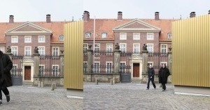  Temporäre Architektur vor historischer Kulisse: Marc Günnewig und Jan Kampshoff vor dem Bischöflichen Palais in Münster und ihrem Pavillon am Dom 