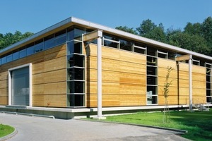  Das Gebäude ist auf Pfählen gegründet und löst sich vom Erdreich. Das Wasser fließt unter dem Gebäude von den Auenwiesen zum Fluss hindurchDie Fassade besteht aus unbehandelten Dreischichtplatten aus Lärchenholz, die die Kosten für die Fassadenwartung minimiert 