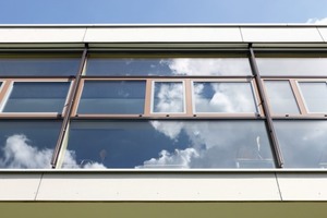  Die alten Fenster wurden gegen das hochwärmegedämmte Fassadensystem Wictec 50 HI bzw. 77 HI mit 3-fach-Isolierverglasungausgetauscht. Für die Pfosten-Riegelfassade mit Einspannelementen ergab sich am Ende ein Ucw-Wert von 1,2 W(m²K) 