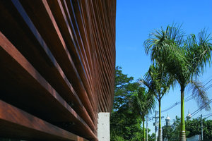  Brise-Soleil ist ein starres Sonnenschutzsystem, welches meist aus feststehenden Lamellen oder Sonnen-schutzrastern aus Holz, Kunststoff, eingefärbtem Glas oder Aluminium besteht. Der Nachteil an diesem System ist die mangelnde Flexibilität. Dadurch ist ein flexibles Reagie­ren auf den Sonnenstand kaum möglich. So kann man davon ausgehen, dass der Sonnenschutz nur zu bestimmten Zeiten optimal gewährleistet ist 