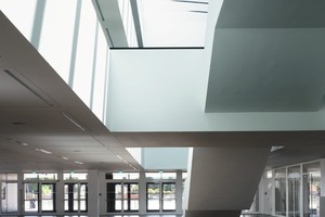  Tageslicht ersetzt weitestgehend künstliche Beleuchtung: durch einen Lichtschacht dringt Sonnenlicht bis ins Erdgeschoss und in die Pausenhalle 