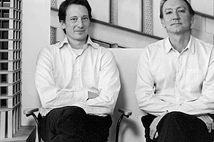  Caruso St John Architects(v.l.n.r.: Adam Caruso, Peter St John)Seit der Bürogründung 1990 verfolgen Caruso St John eine Architektur, die im Dialog mit ihrer jeweiligen Umgebung steht. Aufsehenerregende Abstraktion wird vermieden, dagegen stehen ihre Bauten für einen emotionalen Gehalt, der sich unaufdringlich erschließt. Die Formensprache soll nicht durch ein eigenes Programm diktiert werden. Das Büro ist bekannt für seine Bereitschaft, die Unwägbarkeiten und oftmals limitierten Budgets von Kunstinstitutionen auf partnerschaftlicher Basis anzugehen. 