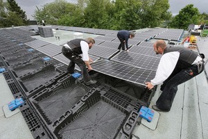  Die Solarpaneele werden aufgebracht, nachdem die Halterung sicher auf der Dachkonstruktion befestigt wurde 