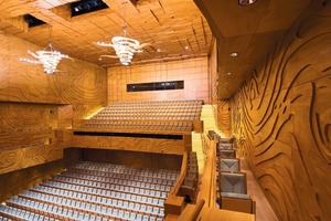  Der Musiksaal mit seinen 1000 Plätzen wurde komplett mit Eichenholz ausgekleidet.  