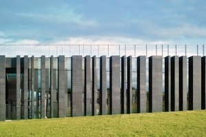  Das Besucherzentrum am Giant‘s Causeway fügt sich nahtlos in die Landschaft ein  