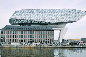  Moderne Yacht-Silhouette an der Schelde über einem Denkmal in Antwerpen 