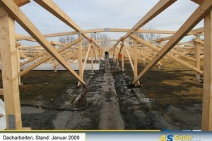  Der zweischichtige Aufbau des neuen Satteldaches trennt die wasserführende Schicht von der Dämmebene 