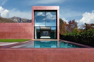  Die rote Villa in Ascona von Architekt Thomas Radczuweit/ Minusio erhält ihre Farbe durch das Einmischen von 6% Farbpigment in einen hellgrauen Beton 