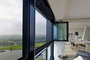  Eingesetzt wurde das maßgeschneiderte und wärmegedämmte Brüstung­s­element SL Modular und die ebenfalls wärmegedämmte Glas-Faltwand SL 60 von Solarlux. Die schmalen Aluminiumprofile sind, ebenso wie die umgebenden Rahmen, pulverbeschichtet mit der Farbe 9005 Tiefschwarz nach RAL-Farbfächer ausgeführt 