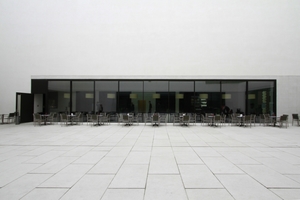  LWL Landesmuseum. Architekt: Volker Staab: Cafe von außen. Eher eine Formalie, eine strenge Flächenkomposition als Ort für dramatische Zwischenshowdowns! 