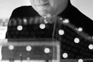  Enric Ruiz Geliwurde 1968 in Figueres geboren. Er studierte Architektur an der Escola d‘arquitectura Superior in Barcelona und an der Missisippi State University, Bühnenbild am Theaterinstitut Barcelona, Bühnen-bildgestaltung und Architektur an der Ecole de la Villette in Paris. 1995 gründete er sein Architekturbüro Cloud 9. Seit der Zeit arbei­-tet er mit Künstlern unterschiedlichster Disziplienen an unzähligen nationalen wie internationalen Projekten. Er war von 2000-2003 unter anderem Co-Director von Metapolis, 2003 Kurator des spanischen Pavillons der fünften Architekturbiennale in Sao Paulo, 2007 Jurypräsident des Prix Luxembourgeois d´Architecture in Sao Paulo. 2009 Vize-Vorsitzender der 3rd Industrial Revolution Architects Roundtable 