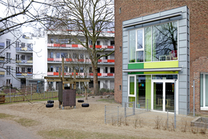  Der Hof dahinter: rechts die ehemalige Kirche, heute Kita 