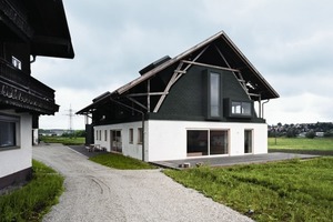  Stall- und Scheunengebäude des Bauernhofes wurden zu einem Wohnhaus umgebaut . Um den Eindruck des ehemals vierseitigen Ensembles zu erhalten, wird das alte Dachsprengwerk und die Deckung zum Wiedereinbau gelagert 