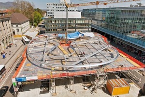  Das Tragwerk des geschraubten Stahltisches besteht aus parallel zu den Bussteigen angeordneten Längsstreben und schräg dazu verlaufenden Querstreben, die in sternförmigen Knoten an den Stützenköpfen zusammentreffen 