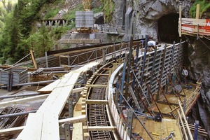  Insgesamt wurden für die Erstellung der Schaufelschluchtbrücke ca. 180 m³ hochfester Qualitätsbeton eingebaut. Für die Bewehrung benötigte man 25 t Bewehrung 