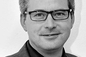  Dipl.-Ing. Jürgen Benitz-Wildenburg leitet den Bereich PR &amp; Marke-tingkommunikation am ift Rosenheim. Als Schreiner, Holzbauingenieur und Marketingexperte ist er seit 30 Jahren in der Holz- und Fensterbranche in verschiedenen Funktionen tätig. Informationen: www.ift-rosenheim.de 