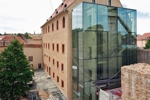  Der Kern des Treppenturms ist aus Beton. Die Fassade besteht aus 2 x 4 m großen punktgehaltenen, siebbedruckten SonnenschutzIsoliergläsern  