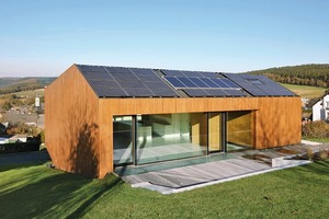  Mit Solarthermie und der Photovoltaikanlage auf dem Dach erreichten die Architekten, dass das Passivhaus zertifizierte Gebäude zu einem Plusenergiehaus wird 