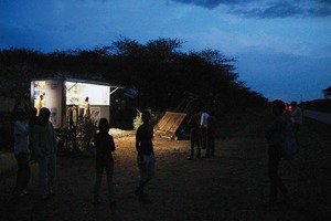  Im Dunkeln wird der Kiosk zum Leuchtzeichen 