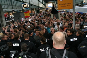  Proteste finden auch auf den Bahnsteigen im Bahnhof statt und behindern die Abfahrt einiger Fernzüge. die Polizei rückte mit einem Großaufgebot an 