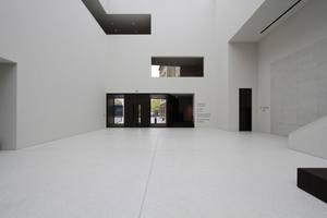  LWL Landesmuseum. Architekt: Volker Staab: Blick durchs Foyer Richtung Domplatz. Menschenleere 