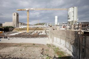  v. l.: Südlicher Abschnitt der Baugrube unterhalb des Bonatz-Bahnhofs, Grundsteinkiste, Polit-Prominenz mit Architekten an der Kiste, Kelchsegmentmuster 