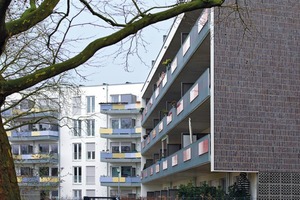  Blick von Osten auf beide Fassadentypen; links der geförderte Wohnungsbau 