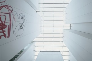  Von unten betrachtet wirkt das 26 m hohe Atrium wie das 1:10 Modell einer fensterlosen Hochhausgruppe 