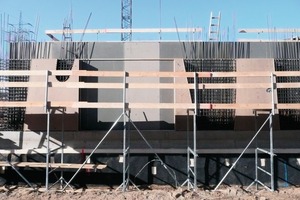  Die massive Stahlbetonkonstruktion wurde geschossweise ausgeführt. Die Dicke der Fassade beträgt unten 40 cm, in den oberen Geschossen 30 cm 