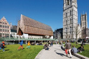  Im Wesen ist das Bauwerk ein Dach, das eine rund 15 x 40 m große Fläche eines öffentlichen Platzes überdeckt. Es handelt sich um eine Interpretation der von den Architekten intensiv studierten historischen Gebäude und Stadtkarten. Das steile, doppelte und asymmetrische Satteldach ist durch das Dach des Rathauses inspiriert 