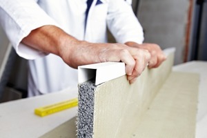  Einen bauphysikalisch sicheren und optisch einwandfreien Übergang zwischen Laibungsdämmplatte und Fensterrahmen gewährleistet bei der Rigitherm-Lösung das ThermoProfil. Die U-förmige Kunststoffleiste wird auf die Außenkante der Platte gesteckt, die später den Fensterrahmen berührt 