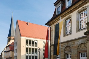  Links das Langhaus, rechts das historische Rathaus (Ansicht Kirchstraße) 