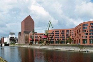  Innenhafen: Im 5-geschossigen ­Anbau, der sich mäandernd entlang des Innenhafens schlängelt, befinden sich Foyer, Verwaltung und sonstige Funktionen, die für den Betrieb benötigt werden 