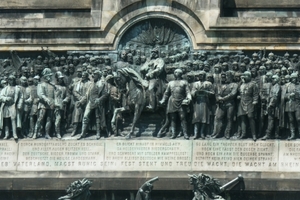  Denkmal mit "Wacht am Rhein"-Text 