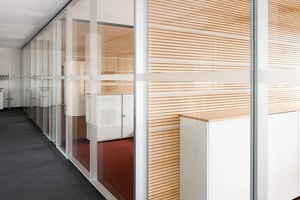  Verglaste Flurwände bringen Tageslicht in das Innere der Büroriegel von Lilly Pharma in Bad Homburg 