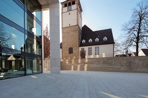  Bilden eine Einheit: Neubau Rathaus und Kirche 