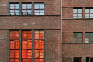  Die Mädchenschule in der Auguststraße wurde nach Plänen von Alexander Beer gebaut 