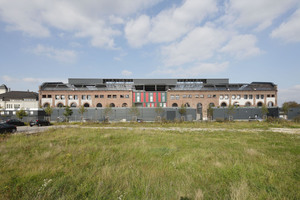  In der denkmalgeschützen Halle 18 wurde eine neue Form des urbanen Wohnens geschaffen: Das Haus in Haus Prinzip 