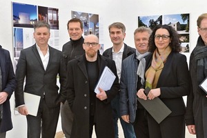  Die Jury bei der Bewertung der eingereichten Arbeiten in der Universität der Künste in Berlin 