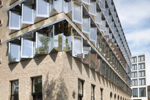  In der Gasse Weinhofberg ergänzen die Architekten die Fassadenstruktur im Erdgeschoss um ein weiteres Element: mit einer Reihe kleinformatiger Rundfenster, die gekippt werden können 