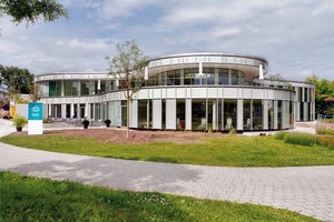  Glaselemente mit unterschiedlicher Lichtdurchlässigkeit gliedern die Fassade. Die Kapillarröhrchen in den transluzenten Scheiben streuen das einfallende Tageslicht gleichmäßig in den Raum 