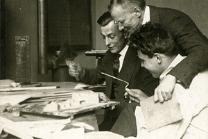  „Aktives Bauatelier“ Bauhochschule Weimar (Staatl. Hochschule für Handwerk und Baukunst), im Hintergrund stehend Ernst Neufert, 1929 - Nachlass Ernst Neufert 