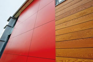  In die vorgehängte hinterlüftete Fassade sind insgesamt 180 mm Steinwolle von ROCKWOOL eingebracht. Gleichermaßen effizient gedämmt sind auch die als Kaltdach ausgeführten Flachdächer: Zwischen und auf die Unterzüge der Holzbinder eingebaut werden zwei Lagen „Klemmrock 035“ (180 mm + 140 mm). Darunter montiert das Ausbau-Team die Dampfbremse und eine Traglattung, zwischen die erneut 40 mm dicke Dämmplatten geklemmt werden. Gipsfaserplatten bilden die Unterdecke 