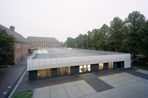  Parkdeck und Serviceeinrichtungen entlang der Scharnhorststraße (mit Bäumen), Ostansicht 