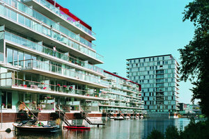  Balkone sind hier ein wichtiges Gestaltungselement in der Fassadengestaltung. Von hier haben die Bewohner einen schönen Blick über den Kanal ins städtische Grün 