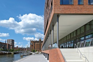  Die Stadtloggia öffnet das Gebäude mit ihren öffentlichen Bereichen wie Geschäften, Restaurants und Ausstellungsflächen zum Wasser hin. Integriert in das Wegenetz schafft sie eine Verbindung zur HafenCity Universität Hamburg 